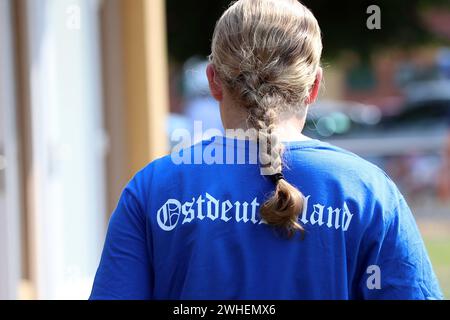 '09.07.2023, Deutschland, Sachsen-Anhalt, Magdeburg - Mädchen trägt ein Hemd mit der Aufschrift Ostdeutschland. 00S230709D094CAROEX.JPG [MODELLVERSION: NEIN, PRO Stockfoto