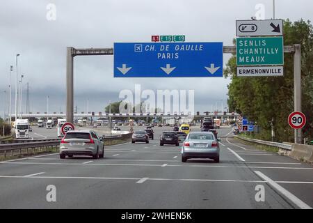 '29.09.2023, Frankreich, Oise, Ermenonville - Autos auf der A1 nähern sich einer Mautstelle. 00S230929D484CAROEX.JPG [MODELLVERSION: NEIN, EIGENSCHAFTSFREIGABE: NEIN (C Stockfoto