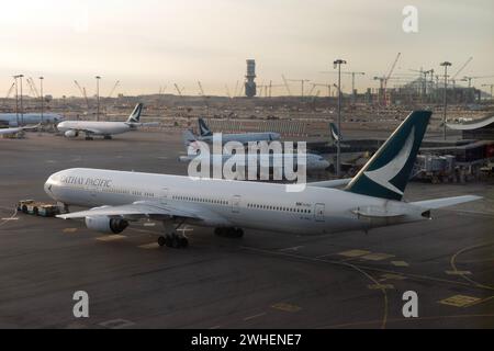 '11.12.2023, China, Hongkong, Hongkong - Cathay Pacific Boeing 777 auf dem Vorfeld des internationalen Flughafens Hongkong. 00S231211D217CAROEX.JPG [MODELL R Stockfoto