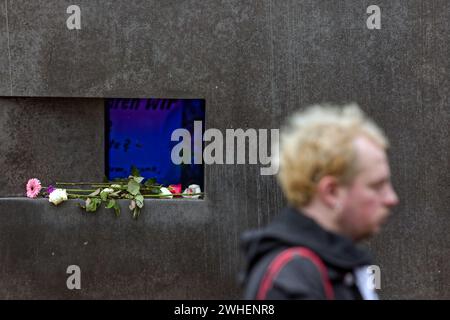 '03.02.2024, Deutschland, Berlin, Berlin - Denkmal für die im Nationalsozialismus verfolgten Homosexuellen. Blumen liegen im Fenster. Entworfen von der dänischen Stockfoto