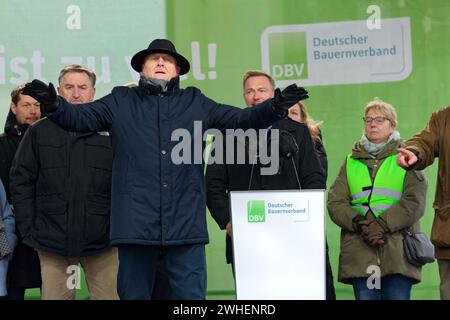 15.01.2024, Deutschland, Berlin, Berlin - Bauerndemonstration gegen die Agrarpolitik des Bundes. Bauern, Handwerker, Fracht vor dem Krieg Stockfoto