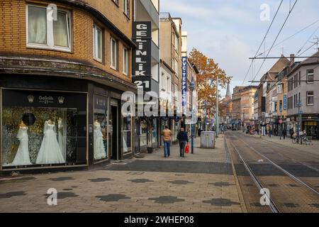 30.11.2023, Duisburg, Nordrhein-Westfalen, Deutschland - Duisburg Marxloh, wenige Menschen unterwegs im Stadtteil-Zentrum, in der Kaiser-Wilhelm-Stras Stockfoto