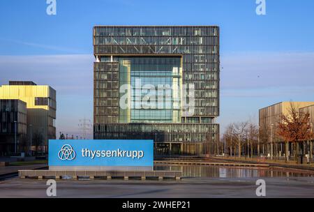 "11.01.2024, Deutschland, Nordrhein-Westfalen, Essen - ThyssenKrupp, Firmenlogo vor dem Hauptsitz. Die Essener ThyssenKrupp AG ist ein industrieunternehmen Stockfoto