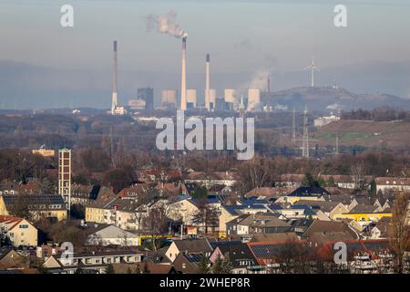 '23.01.2024, Deutschland, Nordrhein-Westfalen, Bottrop - Solaransiedlung, Mehrfamilienhäuser mit Solardächern, Innovationsstadt Ruhr. Im Hintergrund Stockfoto