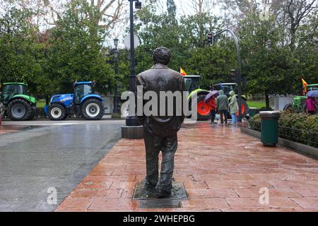 Oviedo, Asturien, Spanien. Februar 2024. Oviedo, Spanien, 9. Februar 2024: Die Statue von Woody Allen vor mehreren Traktoren während des vierten Tages der Traktorproteste auf spanischen Straßen, um Verbesserungen in diesem Sektor zu fordern, am 9. Februar 2024 in Oviedo, Spanien. (Kreditbild: © Alberto Brevers/Pacific Press via ZUMA Press Wire) NUR REDAKTIONELLE VERWENDUNG! Nicht für kommerzielle ZWECKE! Quelle: ZUMA Press, Inc./Alamy Live News Stockfoto