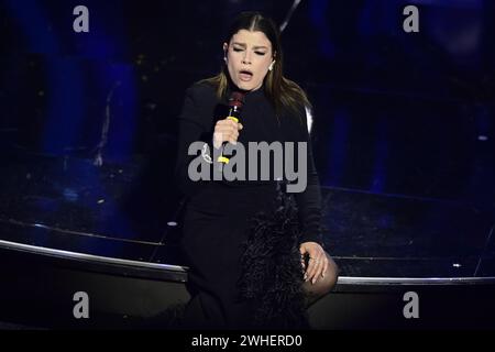 Sanremo, Italien. Februar 2024. Emma-Darstellerin während der 74. Ausgabe des SANREMO Italian Song Festivals im Ariston Theatre in Sanremo, Norditalien - Freitag, 9. FEBRUAR 2024. Unterhaltung. (Foto: Marco Alpozzi/LaPresse) Credit: LaPresse/Alamy Live News Stockfoto