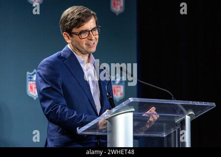 Las Vegas, USA. Februar 2024. Peter O'Reilly, NFL Executive Vice President, Club Business, League Events & International, spricht am 9. Februar 2024 auf der NFL Super Bowl International Press Conference im Mandalay Bay North Convention Center in Las Vegas, Nevada. (Travis P Ball/SIPA USA) Credit: SIPA USA/Alamy Live News Stockfoto