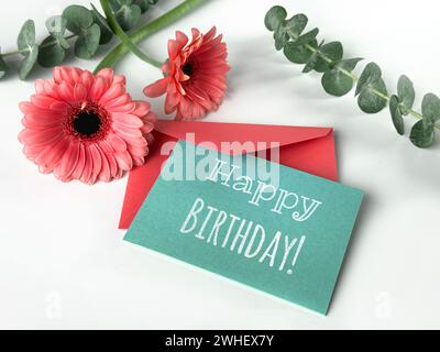 Happy Birthday Card neben Gerbera Blume Stockfoto