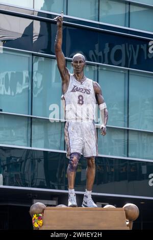 Los Angeles, Usa. Februar 2024. Die Statue des ehemaligen Gardisten der Los Angeles Lakers, Kobe Bryant, wird nach der Enthüllungszeremonie vor der Arena des NBA-Basketballteams in Los Angeles gesehen. Quelle: SOPA Images Limited/Alamy Live News Stockfoto