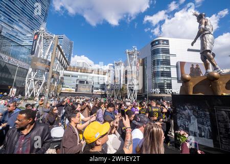 Los Angeles, Usa. Februar 2024. Hunderte Fans sehen die Statue des ehemaligen Wachmannes der Los Angeles Lakers Kobe Bryant nach der Enthüllungszeremonie vor der Arena des NBA-Basketballteams in Los Angeles. Quelle: SOPA Images Limited/Alamy Live News Stockfoto