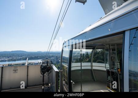 Eine Aerial Tram hielt an der oberen Station der Portland Aerial Tram an der Oregon Health & Science University, die allgemein als OHSU bezeichnet wird. Stockfoto