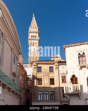 Historische Gebäude auf dem Tartini-Platz im mittelalterlichen Zentrum von Piran an der Küste Sloweniens. Der Glockenturm der St. George's Parish Church befindet sich im Ba Stockfoto