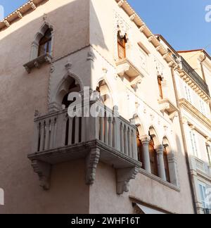 Venezianisches Haus. Venezianische gotische Architektur, Mitte des 15. Jahrhunderts, Fenster mit drei Lanzetten, Eckbalkon mit Steinbalustrade, Tartini-Platz, Piran, S Stockfoto