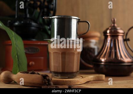 Saigon Vietnam Style oder vietnamesischer Kaffee heiße Milch Kaffee tropft in Edelstahl Tropf Stockfoto