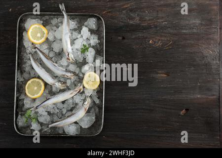 Gefrorener Shisamo-Fisch auf Holztisch, Blick von oben. Ikan Cipung Stockfoto