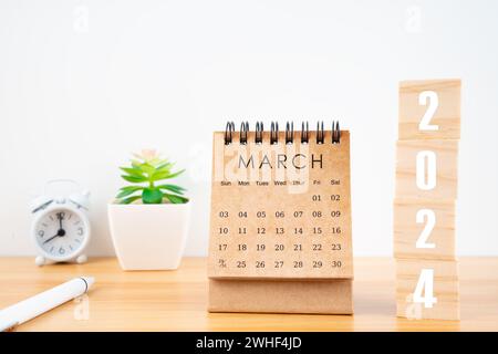 März 2024 Schreibtischkalender mit Holzwürfeln zeigt 2024 Nummer auf dem Arbeitstisch. Stockfoto