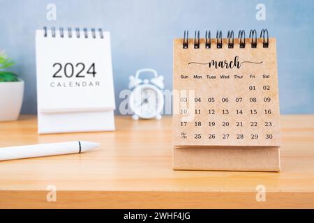 Vorderansicht des Schreibtischkalenders März für 2024 Jahre mit Stift auf Arbeitstisch. Stockfoto