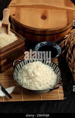 Kochen Sie Reis in einem traditionellen japanischen Reiskocher, Hagama. Stockfoto