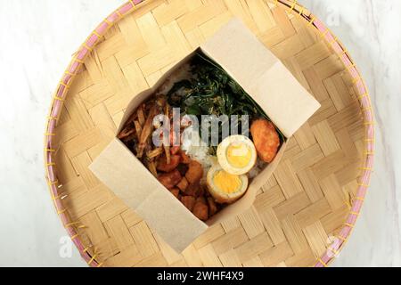 Nasi Bungkus, Nasi Lemak Pack mit verschiedenen Beilagen. Draufsicht Stockfoto