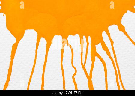 Orange Aquarellmischung abstrakt gemalt auf echtem Papier, kann als Hintergrund für verschiedene Kunstwerke verwendet werden. Stockfoto