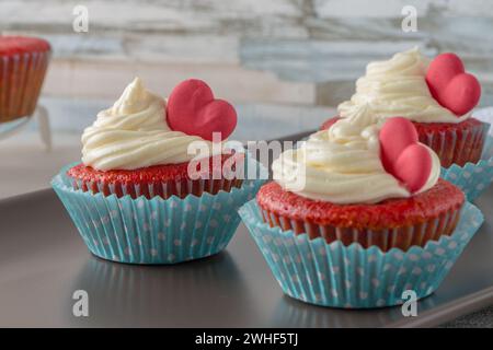 Cupcakes mit rotem Herzen Stockfoto