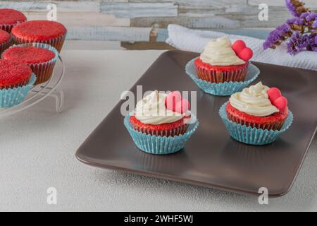 Cupcakes mit rotem Herzen Stockfoto