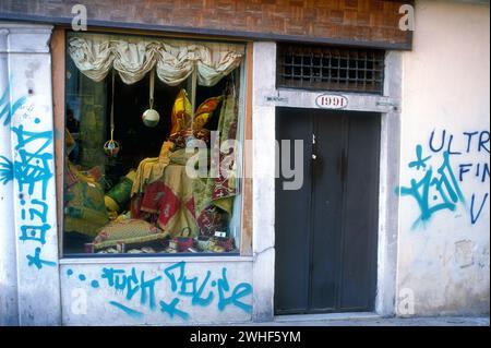 Schaufenster und Graffiti an der Wand, Venedig, Italien, Europa Stockfoto