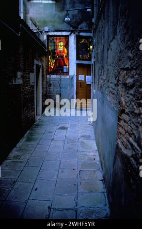 Modefenster mit Karnevalskostüm in engen Straßen bei Nacht, Venedig, Italien, Europa Stockfoto