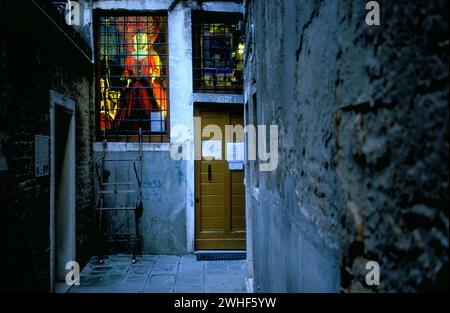 Modefenster mit Karnevalskostüm in engen Straßen bei Nacht, Venedig, Italien, Europa Stockfoto