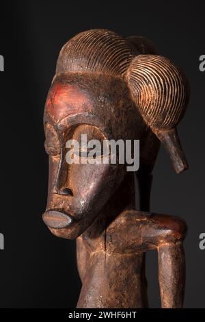 Nahaufnahme einer hölzernen Senufo männlichen Figur aus der Elfenbeinküste. Afrikanische Kunst mit meisterhafter Handwerkskunst und spirituellem Symbolismus. Stockfoto