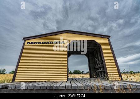 Niedriger Winkel auf einen alten Schutzschuppen aus Wetterplatten auf einem ländlichen Bahnsteig in Koondrook in Victoria, Australien Stockfoto