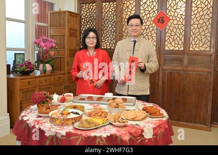 Hongkong. Februar 2024. John Lee und seine Frau grüßen am 9. Februar 2024 im südchinesischen Hongkong. Lee überbrachte am Freitag eine chinesische Neujahrsbotschaft und wünschte den Menschen in Hongkong ein volles Haus des Glücks und der Harmonie im Jahr des Drachen. Quelle: Xinhua/Alamy Live News Stockfoto