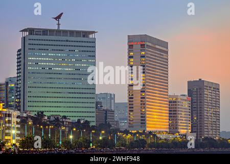 Mumbai, Indien-25. Januar 2024: Hohe Gebäude entlang des Marine Drive, Mumbai während Sonnenuntergang. Stockfoto