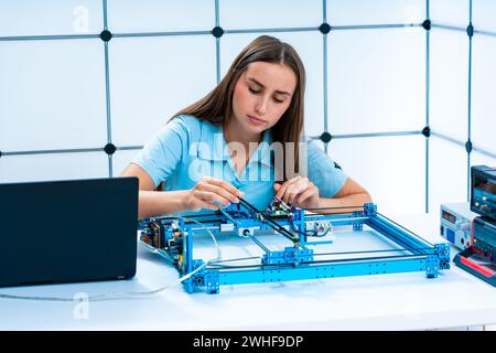 Wissenschaftler, die mit der Mehrachsenbearbeitung arbeiten Stockfoto