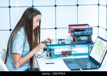 Wissenschaftler, die computergestützte Konstruktionssoftware verwenden Stockfoto