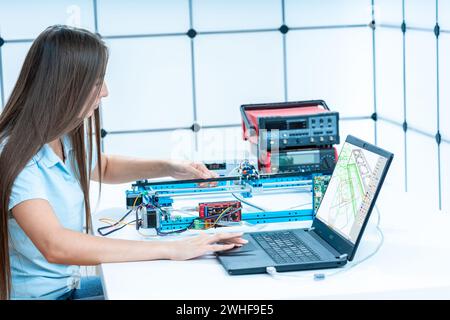 Wissenschaftler mit virtueller Bearbeitungssoftware Stockfoto