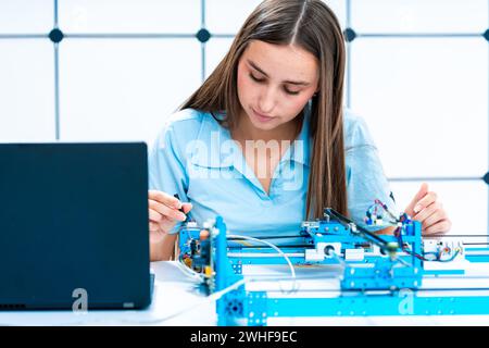 Wissenschaftler, die mit Fertigungstechnologie arbeiten Stockfoto