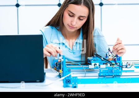 Wissenschaftler, die mit Fertigungstechnologie arbeiten Stockfoto