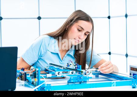 Wissenschaftler, die mit computergestützter numerischer Steuerungstechnik arbeiten Stockfoto