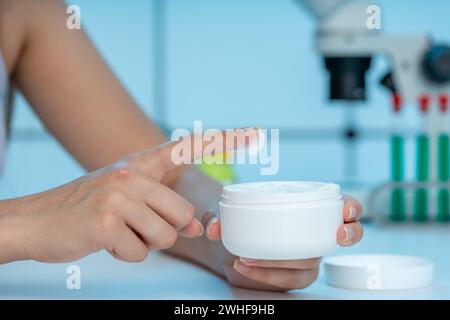 Hände halten ein Glas Sahne Stockfoto