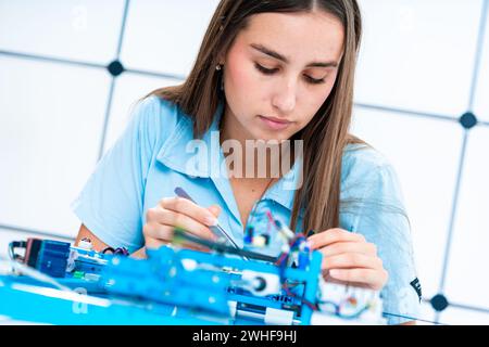 Wissenschaftler, die mit computergestützter numerischer Steuerungstechnik arbeiten Stockfoto