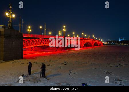 St. Petersburg. Februar 2024. Dieses am 9. Februar 2024 aufgenommene Foto zeigt die Trinity Bridge in St. Petersburg, Russland, rot beleuchtet, um das chinesische Neujahrsfest oder das Frühlingsfest zu feiern. Quelle: Irina Motina/Xinhua/Alamy Live News Stockfoto