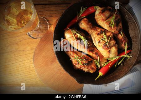 Gegrillte Hähnchenschenkel in der Pfanne. Draufsicht. Stockfoto