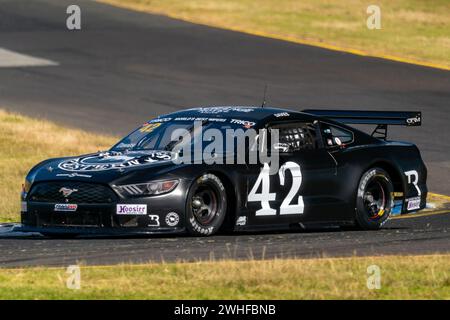 Sandown Park, Australien. Februar 2024. Tom Davies (#42) verlässt Runde 2 während der Qualifikation für die Trico Trans am Series 2024 am Samstag beim Shannon’s Speed Series Race Sandown Credit: James Forrester/Alamy Live News Stockfoto
