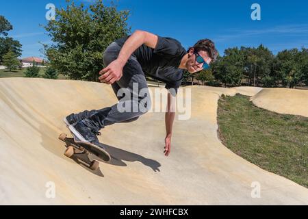 Skateboarder auf einem Pumptrack Park Stockfoto