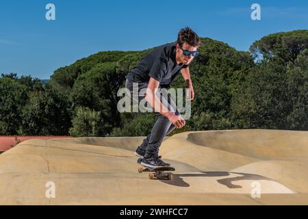 Skateboarder auf einem Pumptrack Park Stockfoto