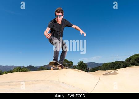 Skateboarder auf einem Pumptrack Park Stockfoto