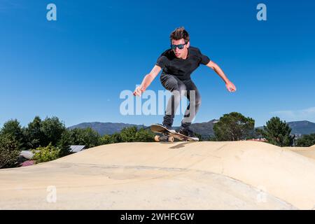 Skateboarder auf einem Pumptrack Park Stockfoto