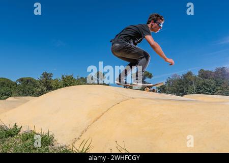 Skateboarder auf einem Pumptrack Park Stockfoto