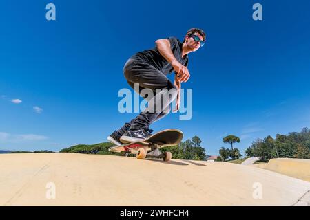 Skateboarder auf einem Pumptrack Park Stockfoto